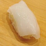 鮨 しゅん輔 - 白イカ。三枚切りです