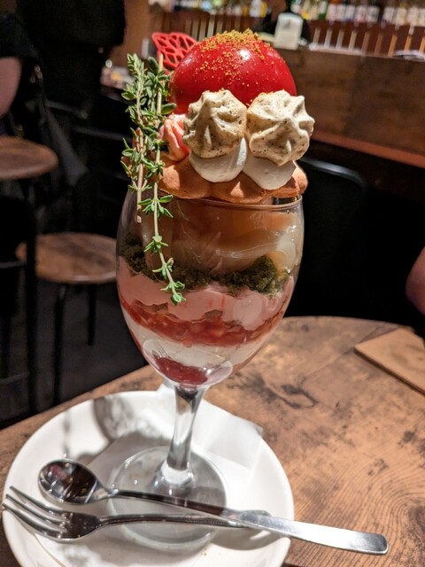 魚政ビル5階つき当たりのおしゃれ夜カフェ！１３００～１７００円のパフェ : 夜カフェ mellowの写真