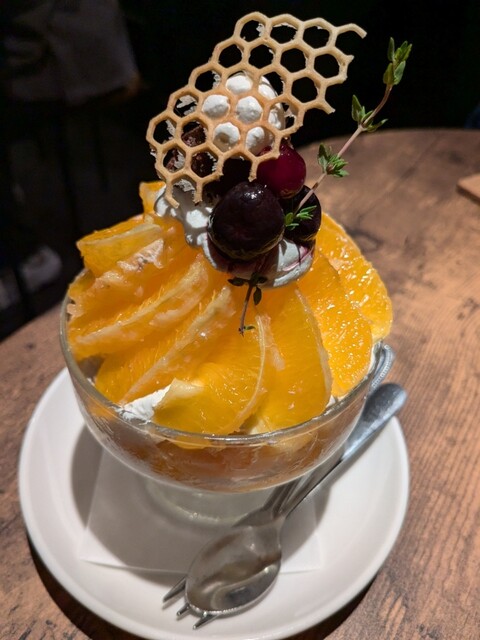 魚政ビル5階つき当たりのおしゃれ夜カフェ！１３００～１７００円のパフェ : 夜カフェ mellowの写真