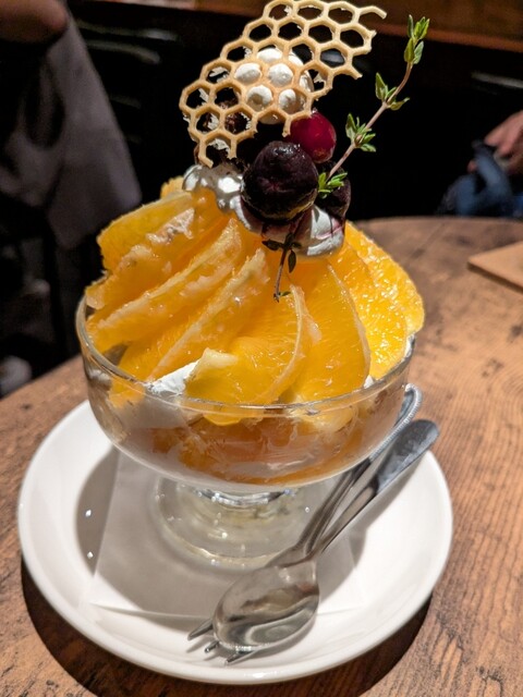 魚政ビル5階つき当たりのおしゃれ夜カフェ！１３００～１７００円のパフェ : 夜カフェ mellowの写真