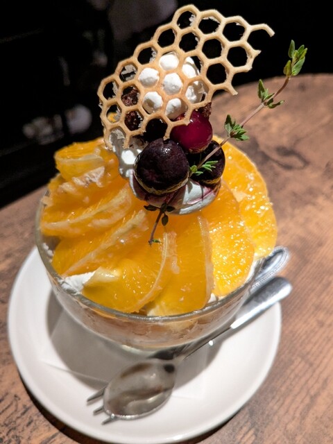 魚政ビル5階つき当たりのおしゃれ夜カフェ！１３００～１７００円のパフェ : 夜カフェ mellowの写真