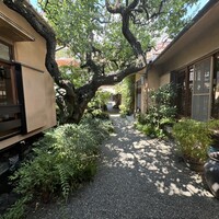 竹乃家 - 玄関から門への眺め