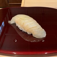 鮨 あお - 一貫目は平目、酸味が効いたシャリですが、ネタの良さが生かされるシャリだと感じました