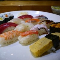 豊鮨 - にぎり12かん 900円。