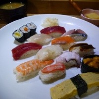 豊鮨 - にぎり12かん 900円。