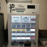 NIBOSHI MANIA - 券売機。メニューと見比べないと食券が買えない