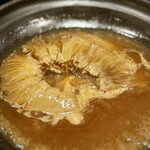 中華寝台 - ■鱶鰭の姿煮
      こちらも、いつものスペシャリテ！
      毛鹿鮫の尾鰭ですが、このお値段のコースに入る姿煮にしては、あまりに立派です(^^)