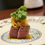 中華寝台 - ■山形牛
      メインに牛肉は珍しい。内モモ肉ですが、脂乗りもしっかり。たっぷりの生姜と葱で、さっぱりいただけます。