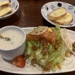 パスタの店 山猫軒 - 前菜、サラダ、トーストです☆　2024-0802訪問