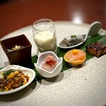 中華寝台 - ■前菜盛り合わせ（ピータン豆腐・鰯・焼豚＆ブルーチーズ・甘海老・真鯛・よだれ鶏・押し豆腐&トリ貝）
      エビマヨをイメージした甘海老の新鮮さも、いつもの焼豚の美味しさも、どちらも嬉しい♪