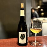 中華寝台 - ドメーヌ・ラベのサヴァニャン。
      ちょっと拍子抜けするぐらい、ジュラっぽさはありません。
      見た目のインパクトとの実際の味わいのギャップも大きいですね。
      結果論ですが、ビーフンの爽やかにはピッタリでした。