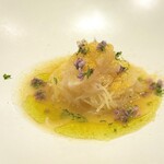 257180435 - ■帆立と唐墨の冷たいビーフン 柚子風味
                        相変わらず、とても中華とは思えない洗練されたビジュアル♪
                        季節は外れますが、柚子の風味が絶妙に合うんです(^^)