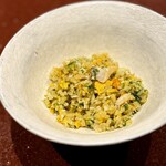 中華寝台 - ■浅利と生海苔のチャーハン
      特に、生海苔ならではの香りが、炒飯の焦がしたような香ばしさと相まって、このチャーハン絶品！
      なんか、味がバチっと決まってる感じ(^^)