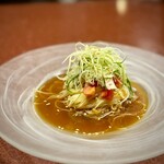中華寝台 - 【追加】冷やし中華
      なんと麺は、パスタのカッペリーニ！
      胡瓜の食感がそれを邪魔しないように、同じく極細にカットされています。
      味付けはオーソドックスな醤油ベースですが、一体感が素晴らしい。