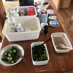 山八金助 - セルフのお水と無料サービスのお惣菜３種　　　　　　お子様用スプーン・フォーク・小皿もあります