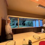 成生 - 天ぷらに入る前にブラインドを空けてお庭が見えるようになります。