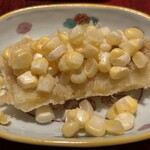 成生 - 温かいとうもろこし天に冷たい生とうもろこしがのってます。