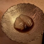 成生 - 練りたての葛餅。餡は掛川産サトウキビの黒蜜で酸味を感じます。