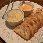 イヴォワール - スープドポワソンに付く、バゲットとチーズ、アリオリソース