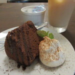 小さな街の食堂 cafe MISTY - セットのデザートは、チョコの味が濃厚なパウンドケーキ