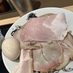 松戸富田麺業 - チャーシュー煮卵アップ