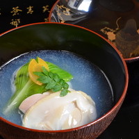 トリ貝とワカメの真丈にハマグリの出汁