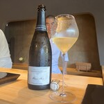 鮨 三心 - シャルトーニュ・タイエ・キュベ・サンタンヌ・ブリュット
      NV（RMシャンパーニュ、フランス）
      葡萄品種：シャルドネ45%、ピノ・ノワール45%、ピノ・ムニエ10%