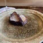 鮨 三心 - レア茹で揉み真蛸（兵庫県明石産、雌、2.2kg）
                                ＜塩揉みせず、1時間揉んで滑り取り＞