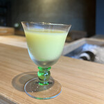 鮨 三心 - 玉蜀黍（長崎県産ゴールドラッシュ）の摺り流し冷製スープ
      ＜玉の芯の出汁で茹でた玉蜀黍の身を木綿で裏
      漉した滴のみで作った冷製スープ＞