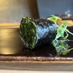 鮨 三心 - 昆布〆したベビーリーフ（広島県久井産、梶谷農
      園）と削り立て鰹節の海苔巻き