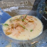 サーモンnoodle3.0 - そのまま食べても美味しいし、余ったスープに浸しても良い。