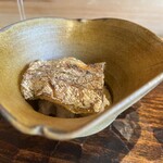 鮨 三心 - 炭火焼き太刀魚（神奈川県小柴産）のマイクロ丼、シャリに少し鬼卸しの辛味大根を加えて