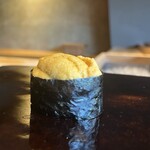 鮨 三心 - 赤雲丹（熊本県天草産）の軍艦巻き