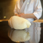 鮨 三心 - 藻塩〆黒鮑貝柱（千葉県産）