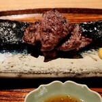 太いち - アラカルトのあか牛肩ロース炭火焼き 手前にあるのはちり酢