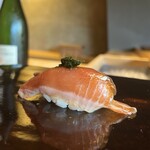 鮨 三心 - 根付き鰹（熊本県天草産、2年魚）、八代海苔（熊本
      県八代産）載せ