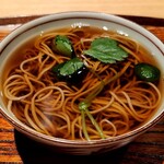 太いち - 注文はたぬき蕎麦、これは揚げ玉を入れる前です、この後に揚げ玉をいれていただきました。結び三つ葉が美しいですね。