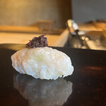 鮨 三心 - 皮剥ぎ骨切り鱧（韓国産、雌）の生つくね、紫蘇のベビーリーフ載せ