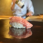 鮨 三心 - 本鮪中トロ（青森県小産、160kg）
      ＜中トロの下に刻んだ大トロの蛇腹入り＞