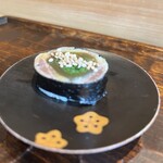 鮨 三心 - 芽葱昆布巻きの鰯（千葉県産）海苔巻き、白胡麻（鹿児島県喜界島産）載せ
