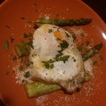 谷塚バル - 201404アスパラのソテー卵添えトリュフ風味￥650