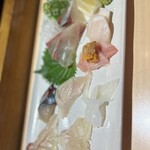 鮨屋台 握り屋 - お刺身、とても綺麗で厚みありました