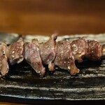 焼き鳥アポロ - この砂肝もよそのものとは全く違う。外はサクッと中はズリならではのコリコリかつジューシー。串離れがこんなにスルーっとスムーズな砂ずりを他で食べたことがない。