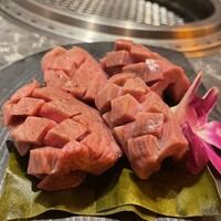 北新地焼肉 きらく - 昆布締めタン