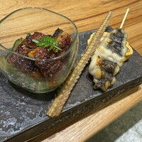 那古野 しば福や 名駅店 - 左から酢の物、骨せんべい、うなぎ串と下にうまき