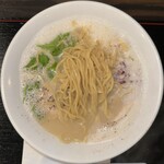 ラーメン まる五 - 全粒粉入りの少し縮れた中太麺