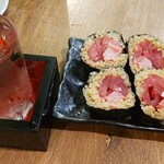 立ち飲み やみー - 鉄火巻と日本酒（神聖）