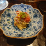 鮨 三心 - 茹で毛蟹の解し身(北海道噴火湾産)&北紫雲丹(北海道産)&酢漬けトマト(北海道仁木産)のシャーベットの和え物、レッドソレルのマイクロリーフ載せ