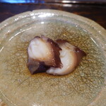 鮨 三心 - レア茹で揉み真蛸(兵庫県明石産、雌、2.2kg)塩揉みせず、1時間揉んで滑りを取ったタコ