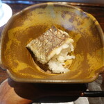 鮨 三心 - 炭火焼き太刀魚(神奈川県小柴産)のマイクロ丼、シャリに少し鬼卸しの辛味大根を加えて